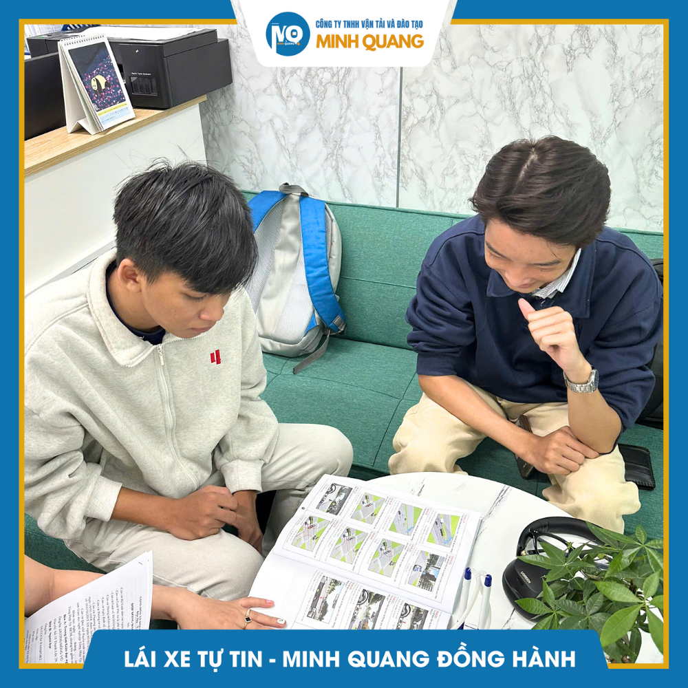 Học viên đến đăng ký học bằng lái tại Đào Tạo Lái Xe Minh Quang 