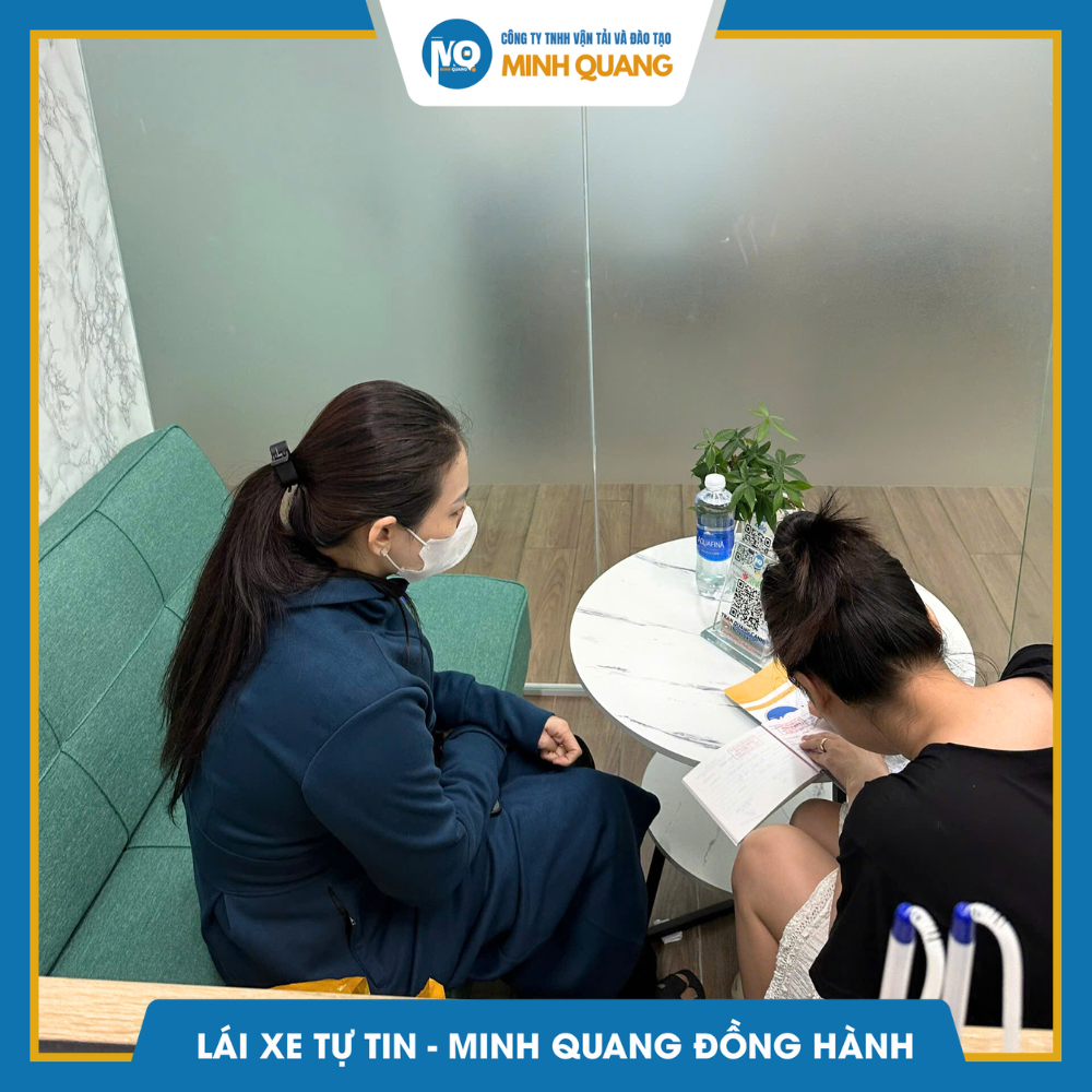 Học viên đến đăng ký học bằng lái tại Đào Tạo Lái Xe Minh Quang 
