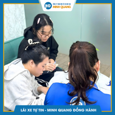 Học viên đăng ký học lái xe tại Minh Quang
